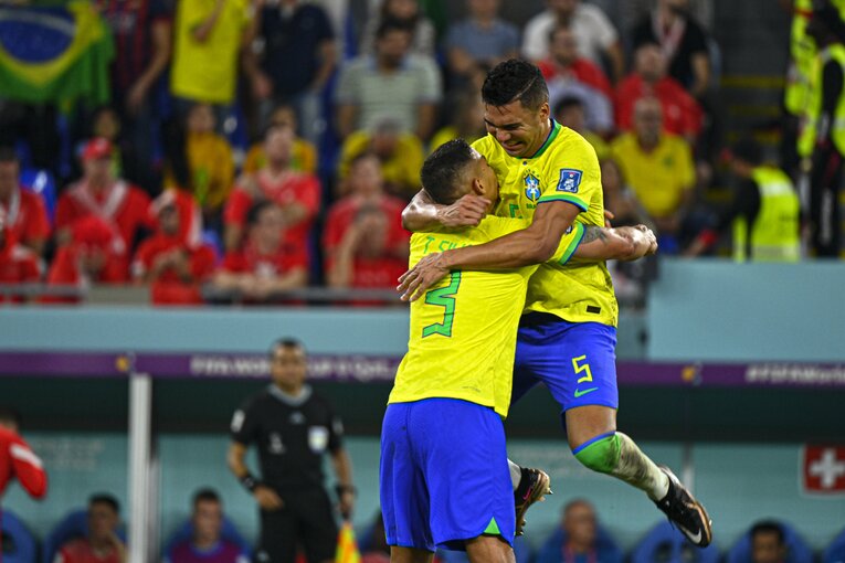 スイス戦で驚愕のシュートを決めたカゼミーロ（右） ©Takuya Sugiyama/JMPA