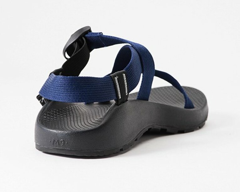 足裏の凹凸に合わせた立体的なフットベッド（インソール形状）。足の健康に配慮したチャコのサンダルは、AMERICAN PODIATRIC MEDICAL ASSOCIATION（全米足裏病学会）の認定を受けている。