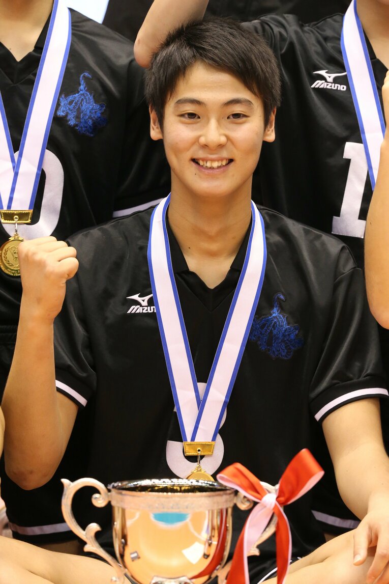 東福岡高校時代はミドルブロッカーとして活躍するなど、複数のポジションをこなしていた永露元稀。東海大学時代にセッターに転向した（2015年1月）　©︎AFLO SPORT