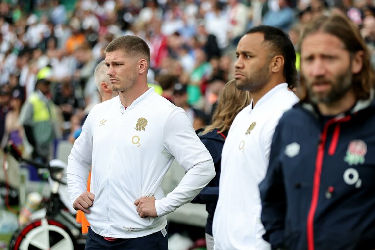 先日のフィジー戦を外から見つめるファレル（左）。手前は同じく出場停止中のNo.8ビリー・ヴニポラ　©︎Getty Images
