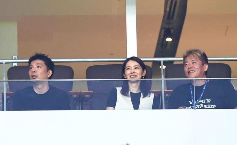 国立競技場での東京V戦、観戦に訪れた藤田晋社長（左）。右は堀江貴文氏　©Sankei Shimbun