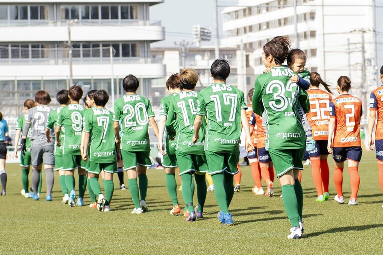 息子を抱っこして入場する岩清水　©︎Miki Sano