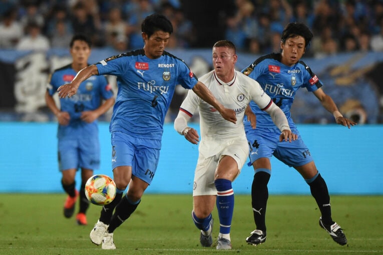 2019年の守田と中村憲剛　©Getty Images