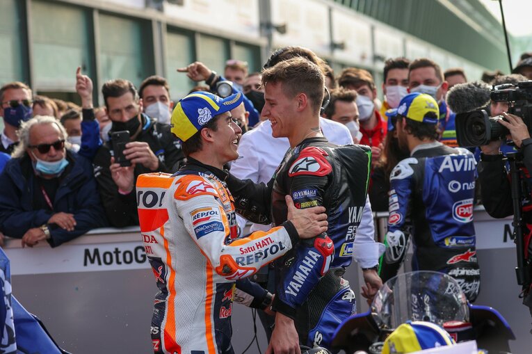 レース後のパルクフェルメで、優勝したマルケスから祝福を受けるクアルタラロ