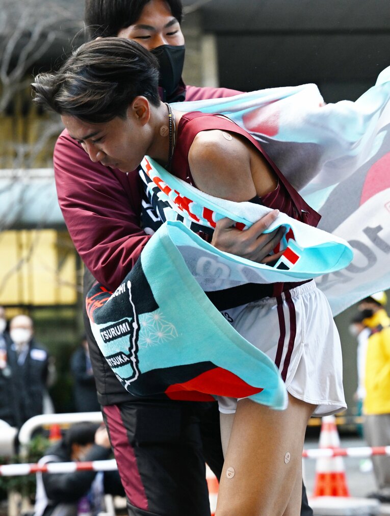 総合6位でゴールし、2年ぶりにシード権を獲得。チームメイトにタオルを掛けられる早稲田大アンカーの菅野雄太（2年）　©JIJI PRESS