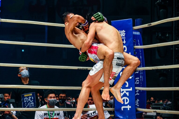 コーナー際でグラウンドに引き込まれる朝倉未来　©RIZIN FF Susumu Nagao