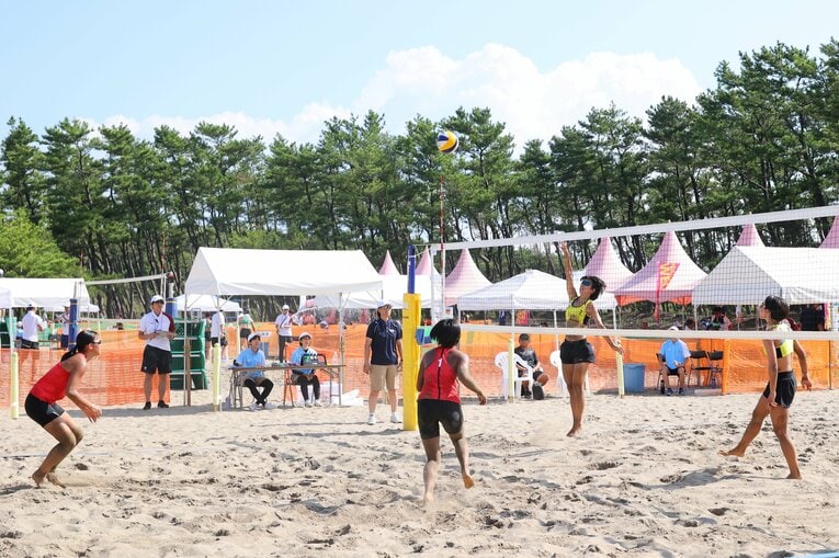 タンクトップ、ブラトップを着用してプレーする選手たち（かごしま国体）　©Toshimitsu Nakao