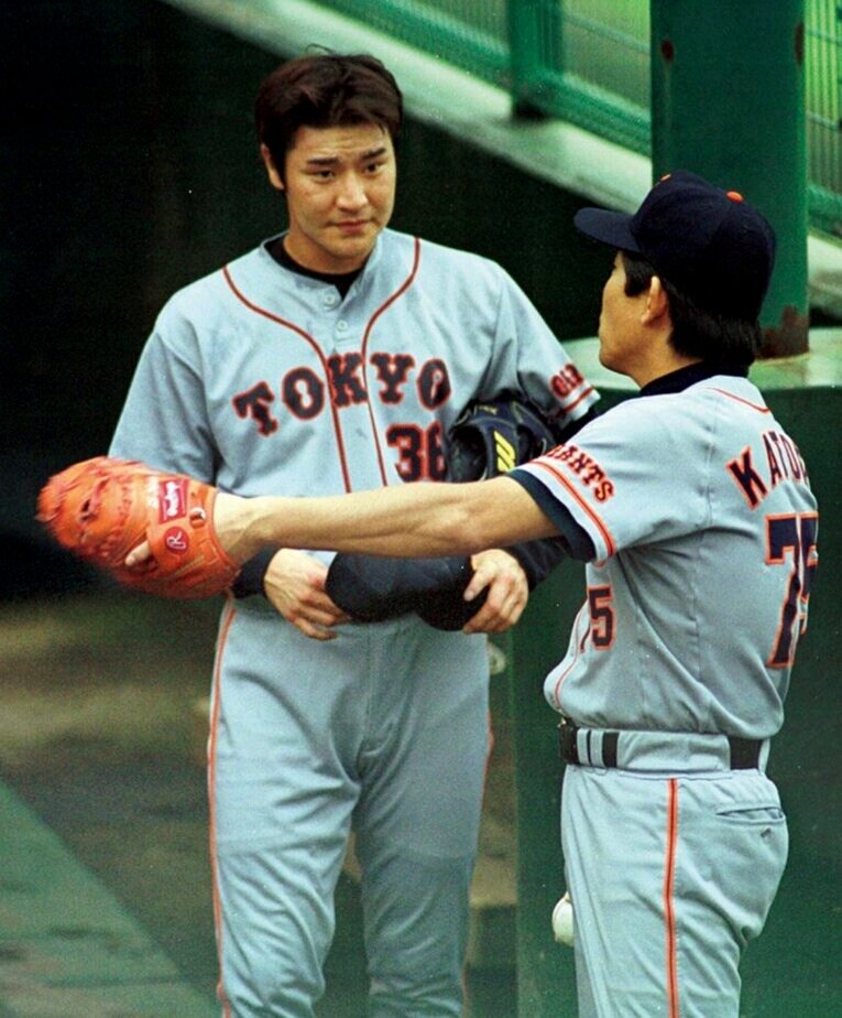 10月24日、雁の巣球場で行われた練習中に話し込む高橋尚成（左）と鹿取コーチ　©SANKEI SHIMBUN
