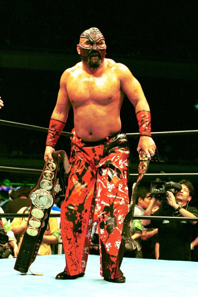 三冠ベルトを手にするムタ。2002年10月27日、日本武道館