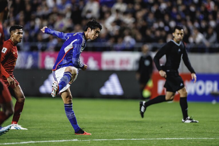 追加点となった鎌田大地のミドルシュート（3枚目／全4枚）　©Kiichi Matsumoto