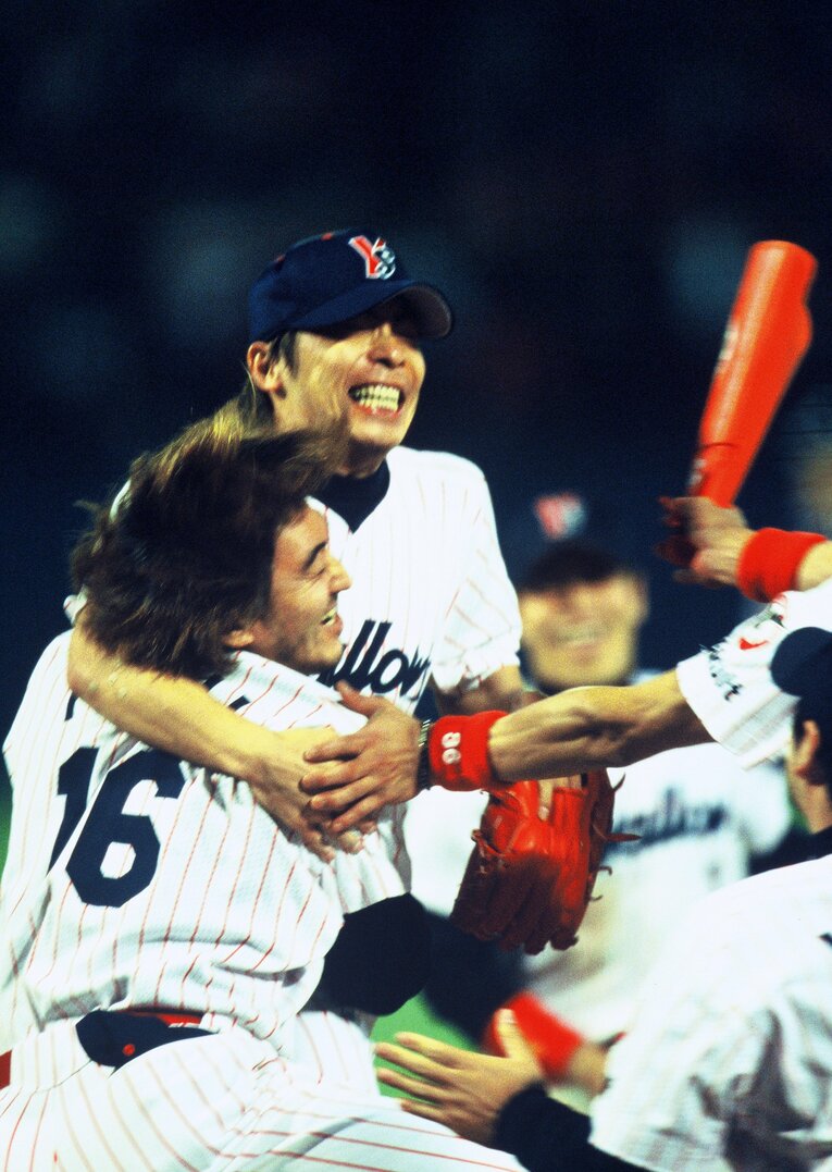 日本一で大喜びの高津と石井一　©Sports Graphic Number