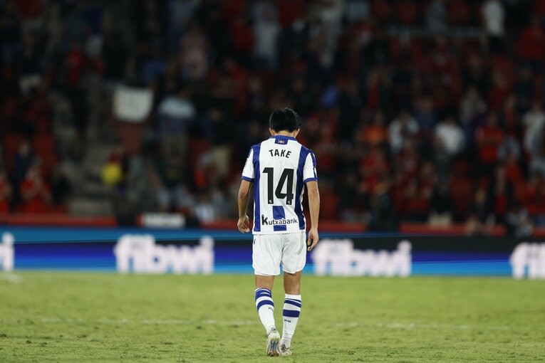 「久保建英と浅野拓磨が笑顔で握手」4年ぶり日本人対決で敗戦にイラ立っても久保がスペイン語で語った「荷車を引くんだ」…カメラマンが見た事実(15)