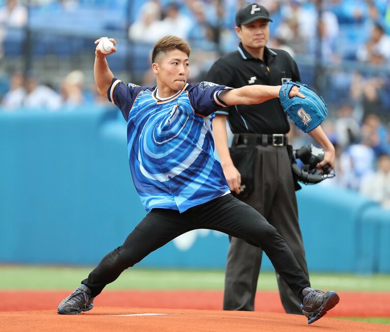 2019年6月、始球式でマウンドに上がった井上尚弥。見事ノーバウンド投球を見せたが、本人はいい球が決まらず納得はいってなかった（スクロールすると井上＆大谷の共演ショットなどをご覧になれます）　©JIJI PRESS