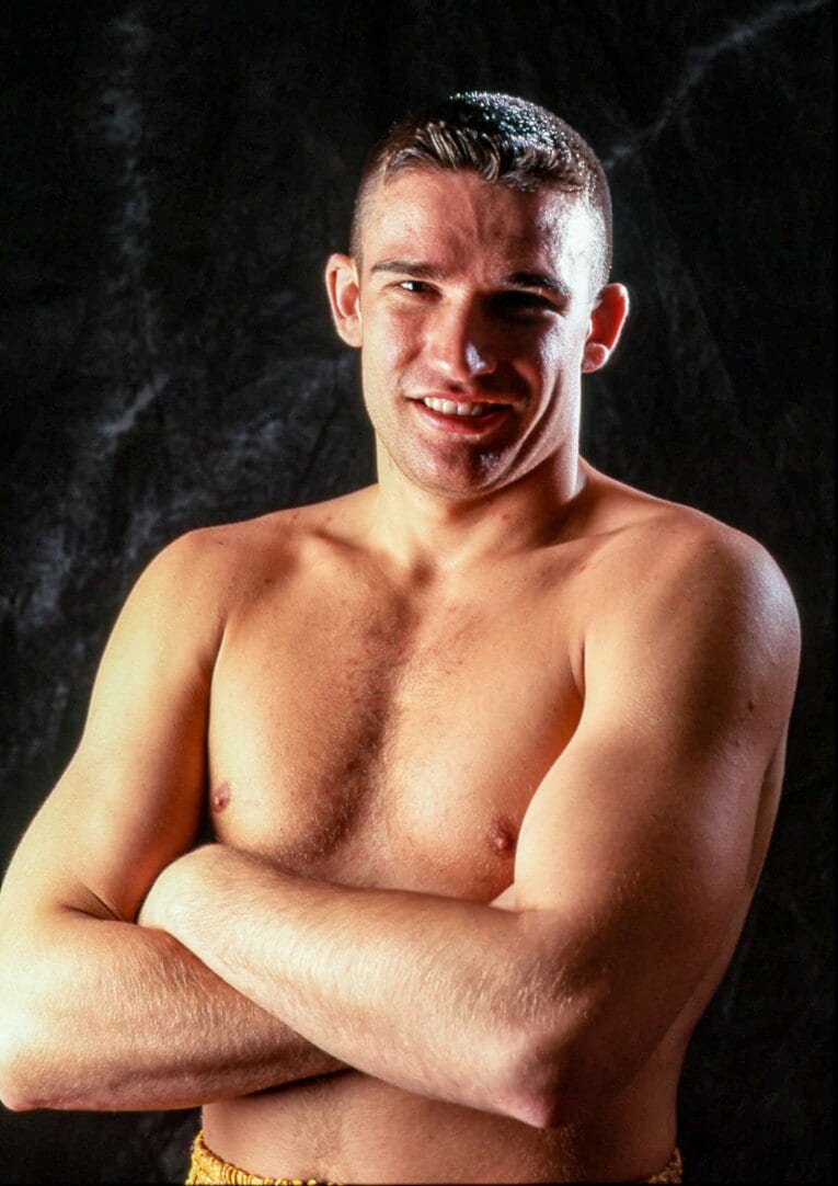 スタジオ撮影で笑みを浮かべるアーツ　©Susumu Nagao