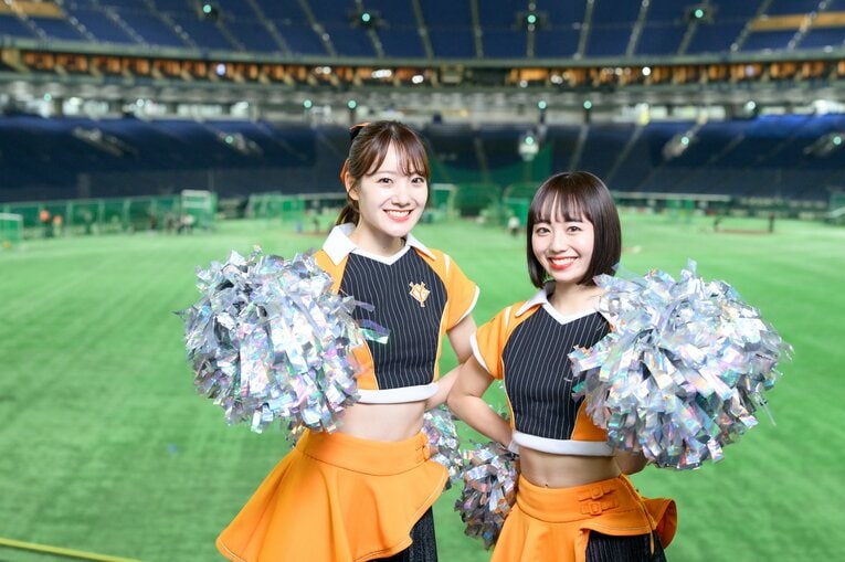 巨人の公式マスコットガール「VENUS」で活躍中の大倉かりんさんと高坂咲舞さん　©Miki Fukano