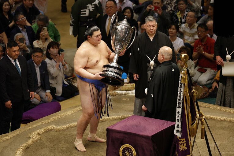夏場所千秋楽、賜杯を受け取る大の里　©Kiichi Matsumoto/JMPA