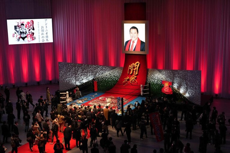 ファンの献花が続いた