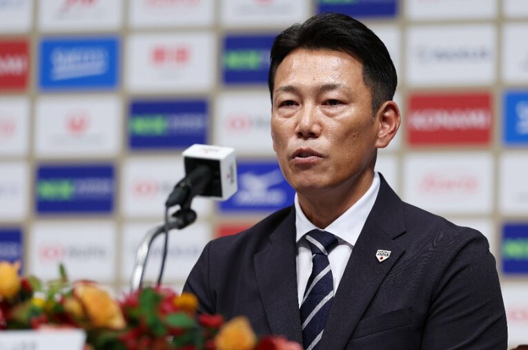 10月４日の就任会見では緊張した面持ちで抱負を語った井端監督　 ／ photograph by JIJI PRESS