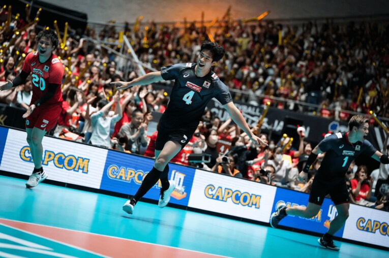 セルビア戦の第3セット、宮浦のスパイクが決まり喜ぶ日本代表　©︎FIVB