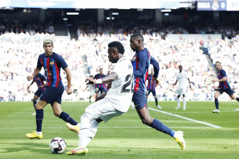 バルサの「タレント頼みで大雑把な攻撃＋脆いDFライン」危機的な不甲斐なさ… “盤石マドリーと明暗くっきりクラシコ”を撮った(15)