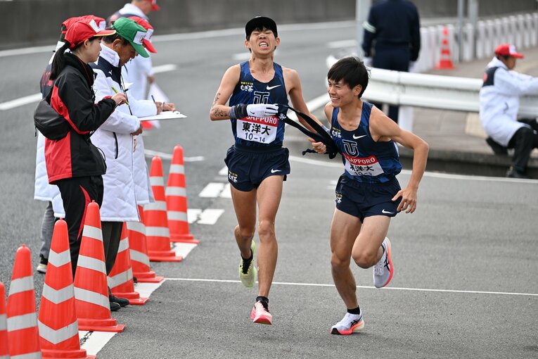 前頭三枚目、東洋大の吉田周（写真右）。第100回大会では9区2位の走りでシード権獲得に貢献　©Naoya Sanuki
