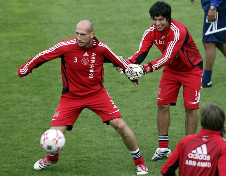 アヤックス時代、スタム（左）とじゃれあうスアレス　©CTK/JIJI PRESS