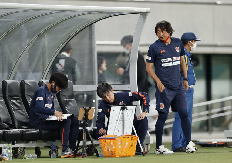 2022年、大宮アルディージャ・相馬直樹監督のもとでコーチを務めた北嶋秀朗　©︎AFLO