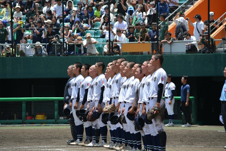 沖縄県大会で優勝した沖縄尚学の校歌斉唱　©Takarin Matsunaga