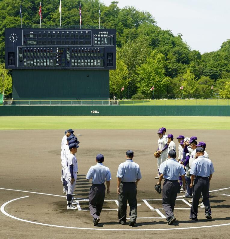 再試合の前に整列する境高（左側）と米子松蔭高の選手たち　©︎KYODO