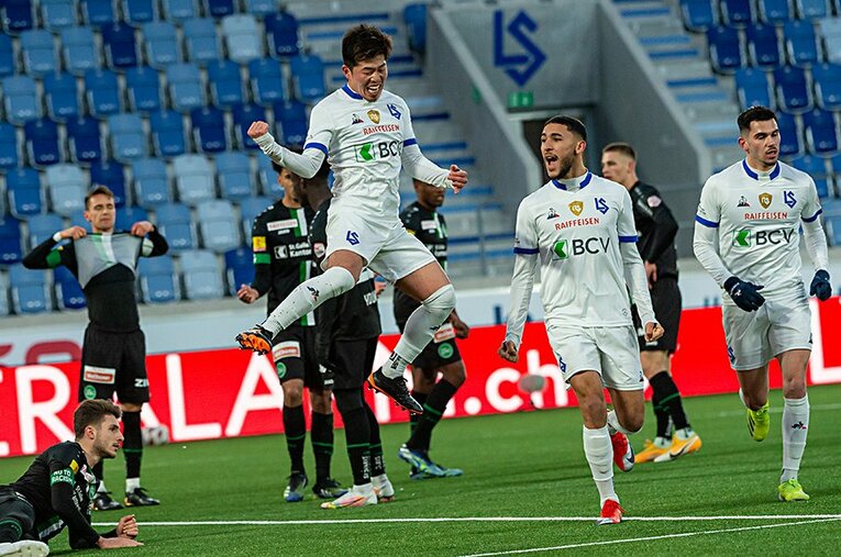 ザンクトガレン戦でゴールを決めて喜ぶ鈴木冬一。彼が活躍して“秘密兵器”となれば、東京五輪世代はさらに分厚くなる ／ photograph by Getty Images