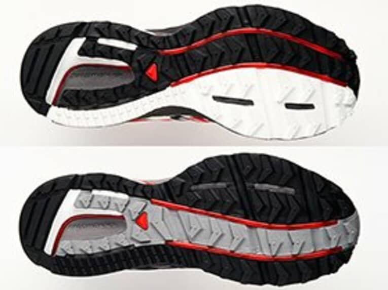 独自の理論で複雑に組み合わされたアウトソール、ミッドソール、インソールが、優れた衝撃吸収性とグリップ力を発揮する。トレイルランにも耐えられるブロックパターンが特徴。上がニュートラル、下がガイダンスのソール
                                                      