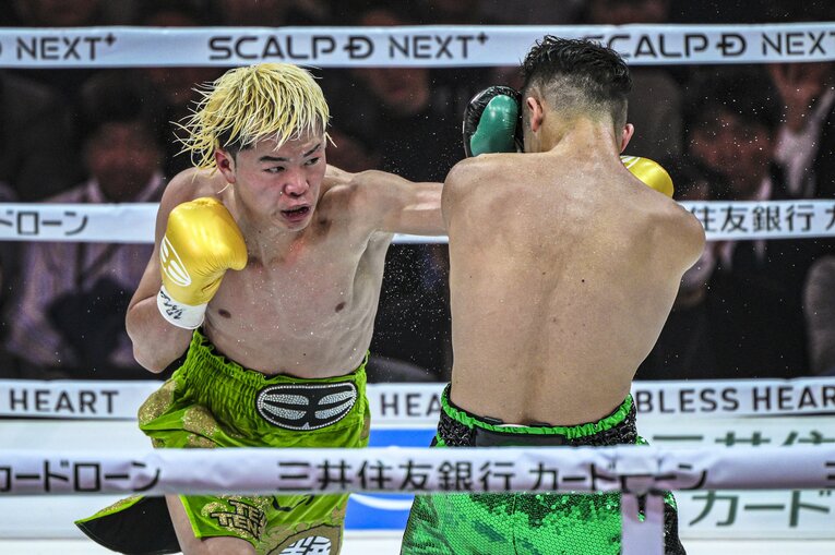 那須川天心の左ストレート　©Takuya Sugiyama