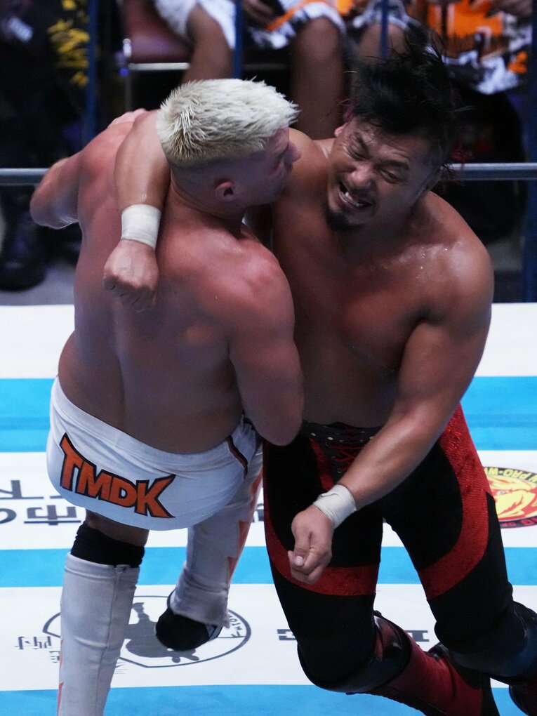 鷹木のラリアット　©Essei Hara