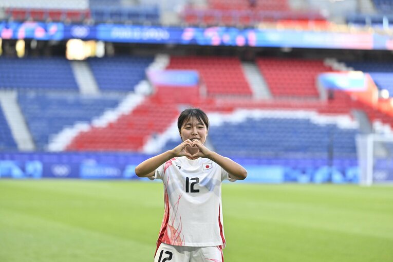 ハートマークを作る谷川　©Takuya Nakachi/JMPA