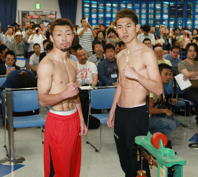 前日計量を終えたWBA王者の八重樫東とWBC王者の井岡一翔（当時）©JIJI PRESS