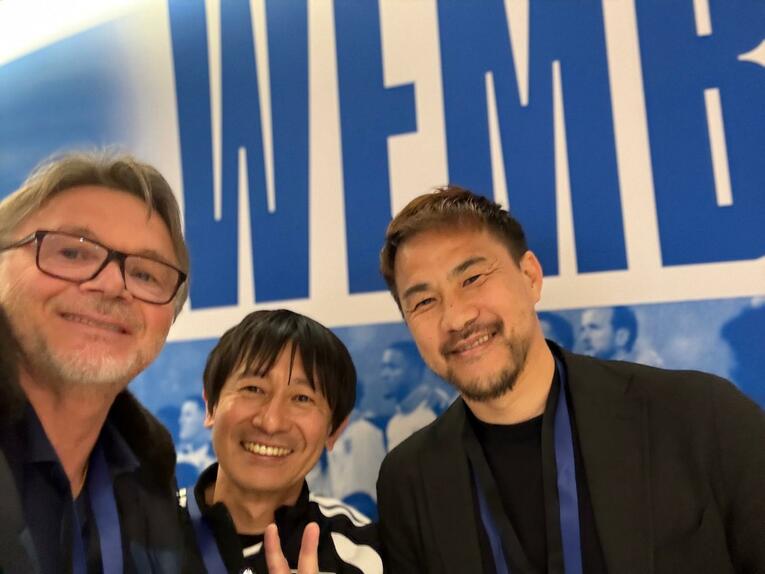 【ウェンブリー、テレビに映らなかった日本代表レア写真】岡崎慎司との2ショット（写真は右に続きます）　※トルシエ氏提供