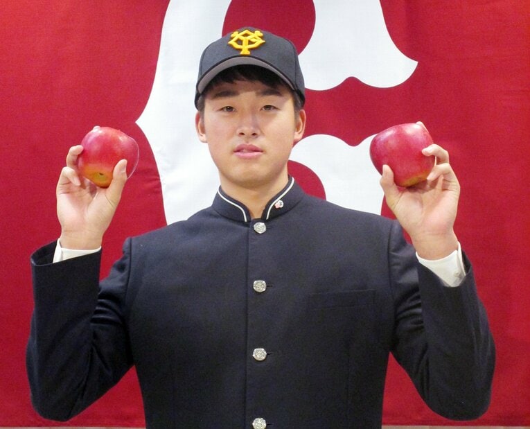 2019年11月、巨人ドラフト1位として仮契約に臨んだ堀田（青森山田高）。青森県名産のりんごを手にして　©Sankei Shimbun