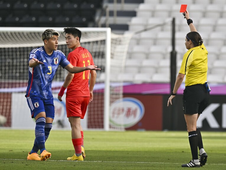 前半15分、レッドカードを提示された西尾隆矢　©Getty Images