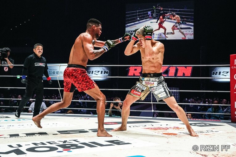 秋元強真vs.パッチー・ミックス　©RIZIN FF