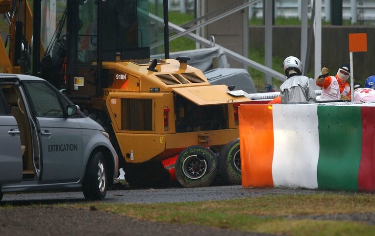 14年の日本GPでのビアンキの事故。クレーン車の下にマシンが完全に入り込んでしまっている