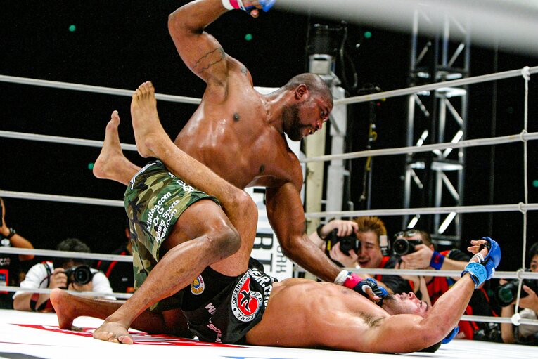 追撃のパウンドを放とうとするジャクソン。アローナの意識はすでに飛んでいた（3枚目／全4枚）©Susumu Nagao