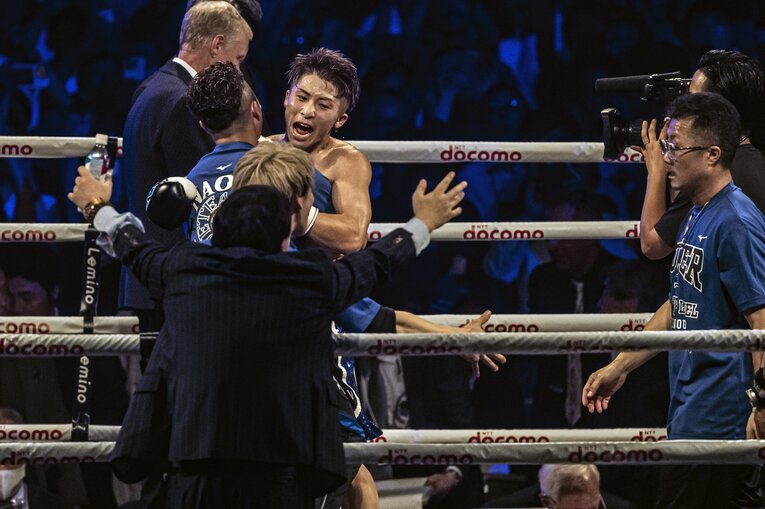 歓喜に沸く井上陣営 ／ photograph by Takuya Sugiyama