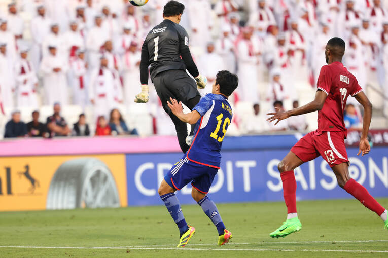 細谷がカタールGKのレッドカードを誘発した瞬間　©Yohei Osada/AFLO