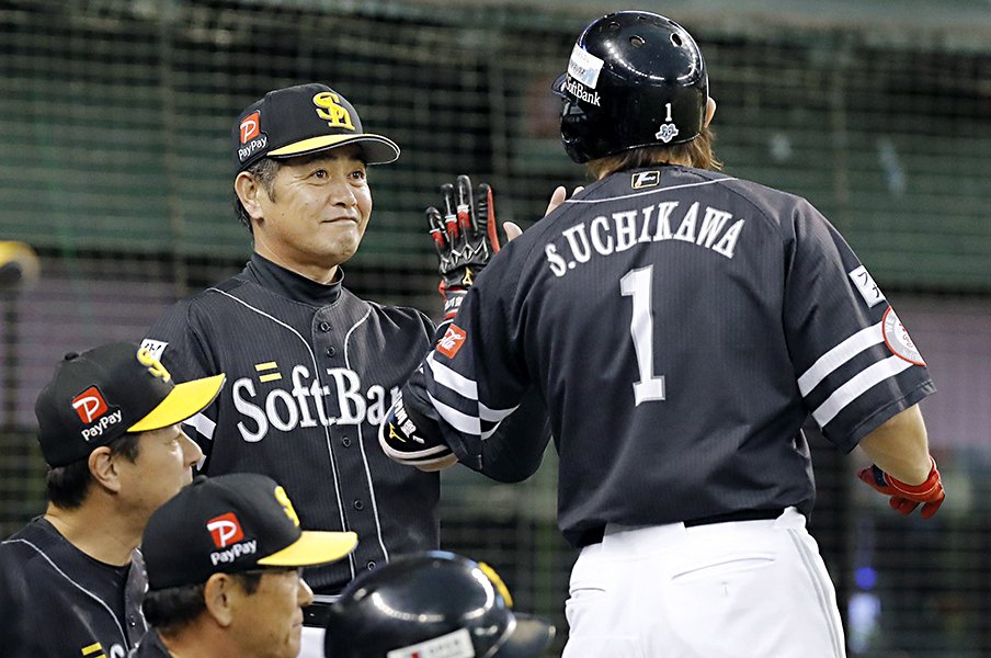 盟主の座をかけた巨人vs.ホークス。見所は非情采配“鬼監督”の激突。<Number Web> photograph by Kyodo News