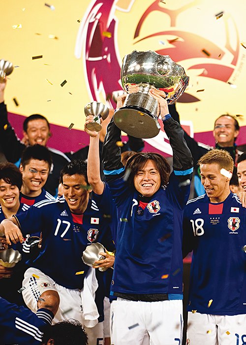 '11年アジア杯では全6試合に先発出場。ザッケローニ監督の信頼に応え巧みにゲームメイク。通算4回目のアジア制覇に貢献