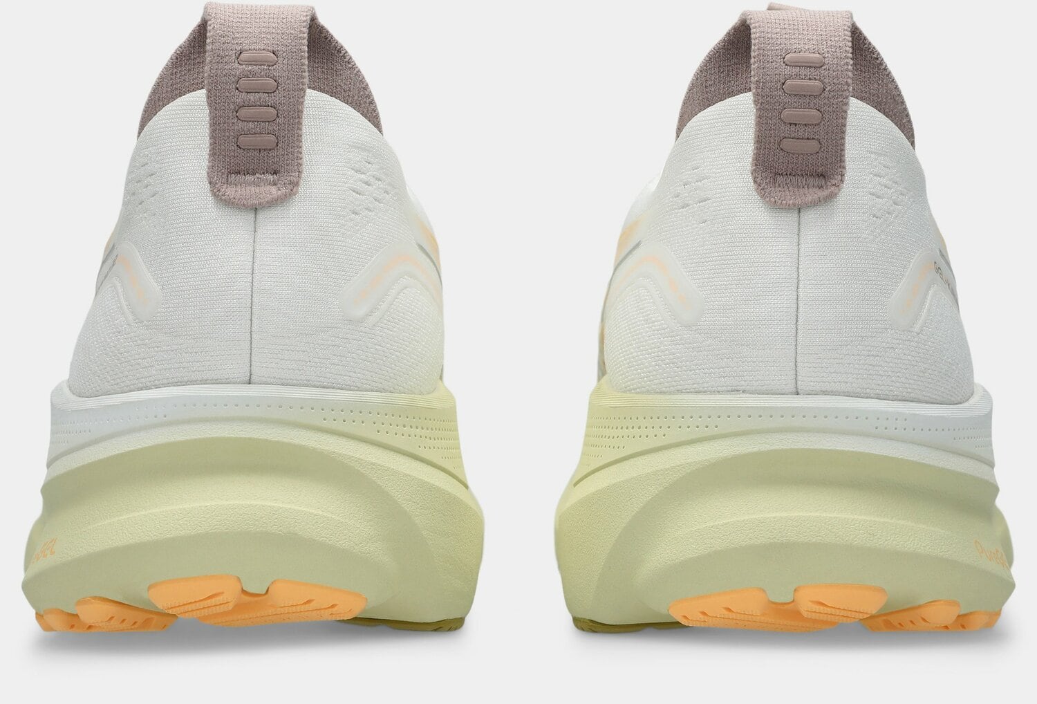 広がりをもたせたミッドソール形状/かかと部から中足部にかけ、 内側に広がりを持たせたミッドソールの立体形状により、倒れ込みを抑制 ©ASICS