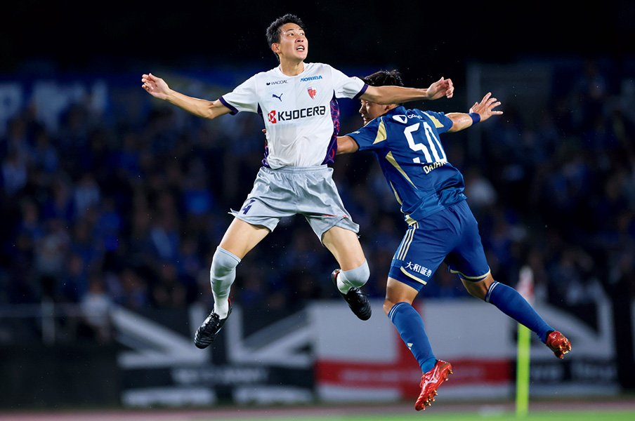 原大智「京都の空中戦を司る長身FWが示す二つの顔」＜Number Web＞ photograph by AFLO