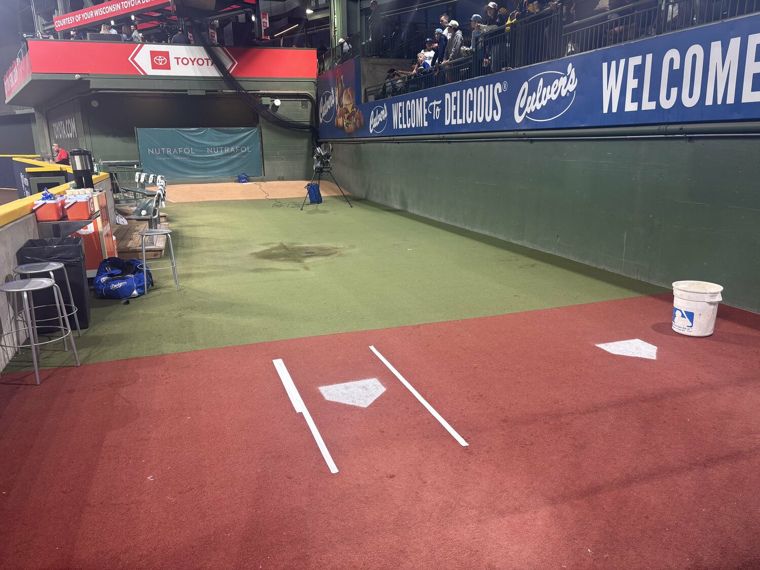 山本が敵地ブルペンで作った“バッターボックスの白線”の実際の写真　©Nobuhiro Saito