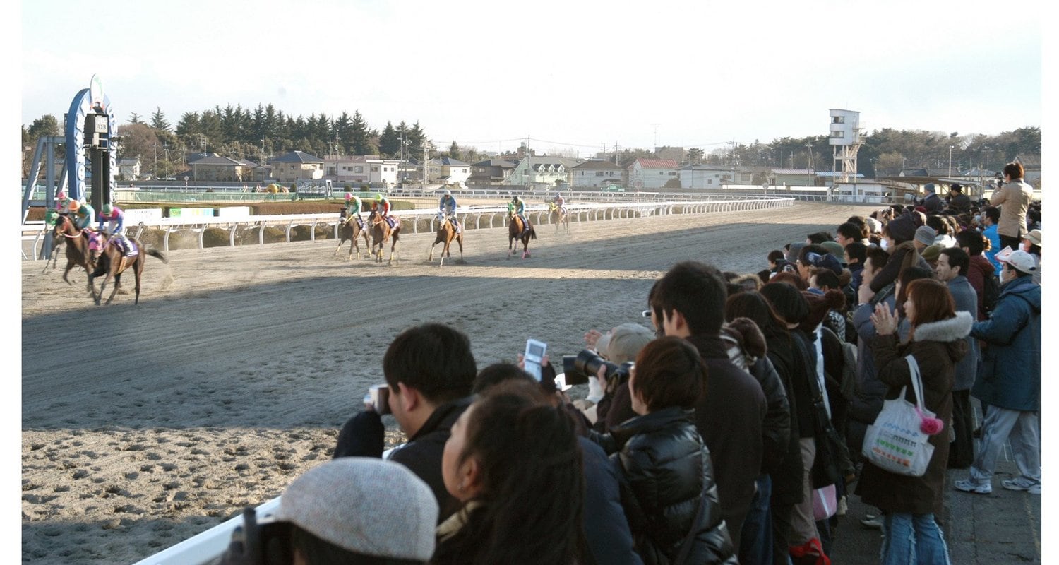 2005年3月宇都宮競馬で、最後のレースに声援を送るファンら。その後、場外発売が行われ06年3月に閉場、廃止になった　©KYODO