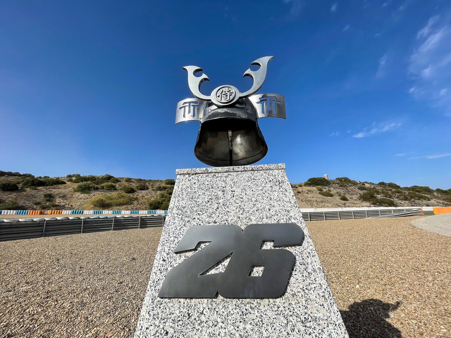 ヘレスサーキットの6コーナーに設置されたペドロサを讃える兜のモニュメント　©Satoshi Endo